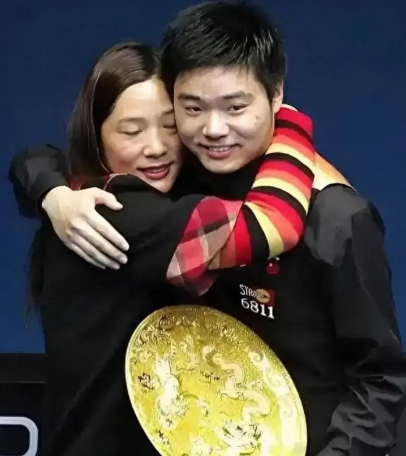 丁俊晖有钱有势，为何放弃“九球天后”潘晓婷，反娶大六岁张元元，一个8岁就背负全家希望、靠一根球杆改变命运的男人，最需要的从来不是并肩作战的战友，而是能让他卸下盔甲的港湾。他选了那个在后台等他的人。
 
2009年英国锦标赛期间，丁俊晖止步八强。赛后他坐在更衣室长椅上，盯着自己的球杆看了很久。门被轻轻