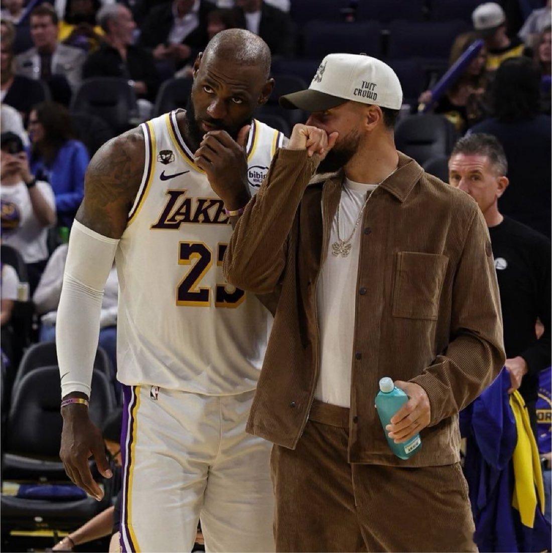 Stephen Curry承认，他积极尝试招募LeBron James加入金州勇士队

“如果有人不尝试，我想他们就是个傻瓜。”

评论区：谁甚至制造了愚蠢的谣言，说GS甚至会有机会获得勒布朗？ 勒布朗拒绝球员选择的原因是为了赢得一枚戒指。 每个人都知道。 GSW可能是西部排名垫底的5支球队，它也在西部。想赢得一个更 ​