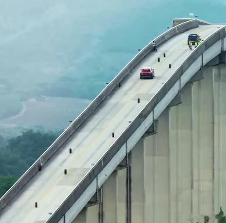 中国智驾再破天花板🚗💨 上坡动态避障有多难？车身俯仰晃瞎感知、重...