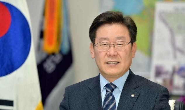2024年3月，韩国在野党党首李在明在忠清南道唐津市传统市场拉票时，当着市民的面直接质问尹锡悦政府：为什么要招惹中国？台湾海峡发生什么，跟我们韩国有什么关系？他讲得很直白，中国已经从韩国最大顺差国变成最大逆差国，总去惹别人，人家凭什么买你的东西。这话当时在韩国国内吵翻了天，有人骂他软，有人觉得他终于