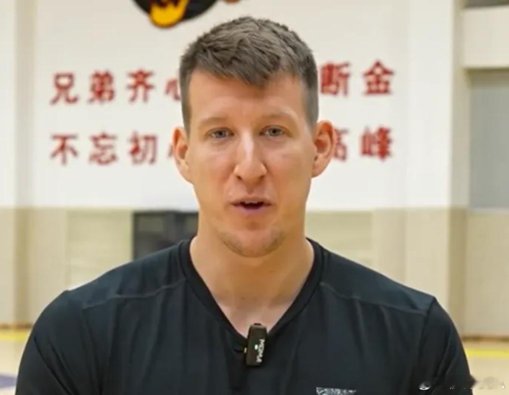 博日奇：广东是中国的湖人队，我想有一个伟大的赛季

 今日，广东男篮官方分享球队新外援博日奇的采访片段。

博日奇：我来自克罗地亚别洛瓦尔，我打三四号位，我是个多面手，我知道这支球队就像是中国的湖人队，拥有十一座冠军奖杯，我看到很多球迷都在期待我们赢得比赛，我是来帮助球队获胜的，让每 ​