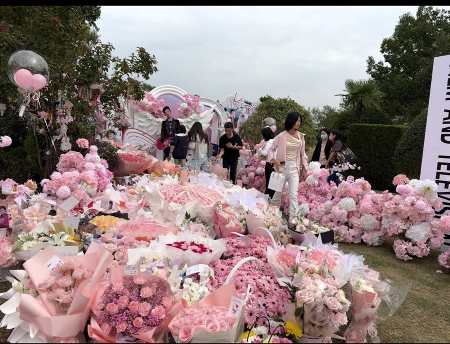 10月15日，乔任梁39岁冥诞墓地现场曝光，粉丝布置得美轮美奂，乔爸接受采访当众痛哭，实际并未走出阴影。

乔任梁39岁生日粉丝们是记得的，提前就把他的墓园布置好了，他的墓地在上海福寿园，来了很多粉丝，女粉丝居多。

乔任梁以前喜欢粉色，这次他的墓地全部都是粉色的，墓碑前围了好多鲜花，还有一些布娃娃