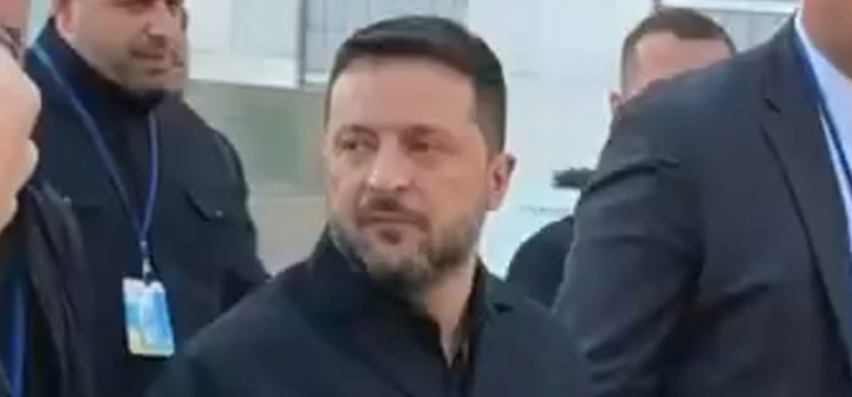纽约街头，泽连斯基被俄记者当场拦下！追问啥时候赴莫斯科，他甩话：“坐导弹去。”俄外交部发言人扎哈罗娃发文回击：显然，他怕等着自己的，是跟冒牌德米特里一世一样的结局。

佩斯科夫还补刀：想来莫斯科就来，安全俄方包。三句摆一起，比任何研判报告都直白。

9 月 23 日，纽约联合国总部大楼门口。第 81