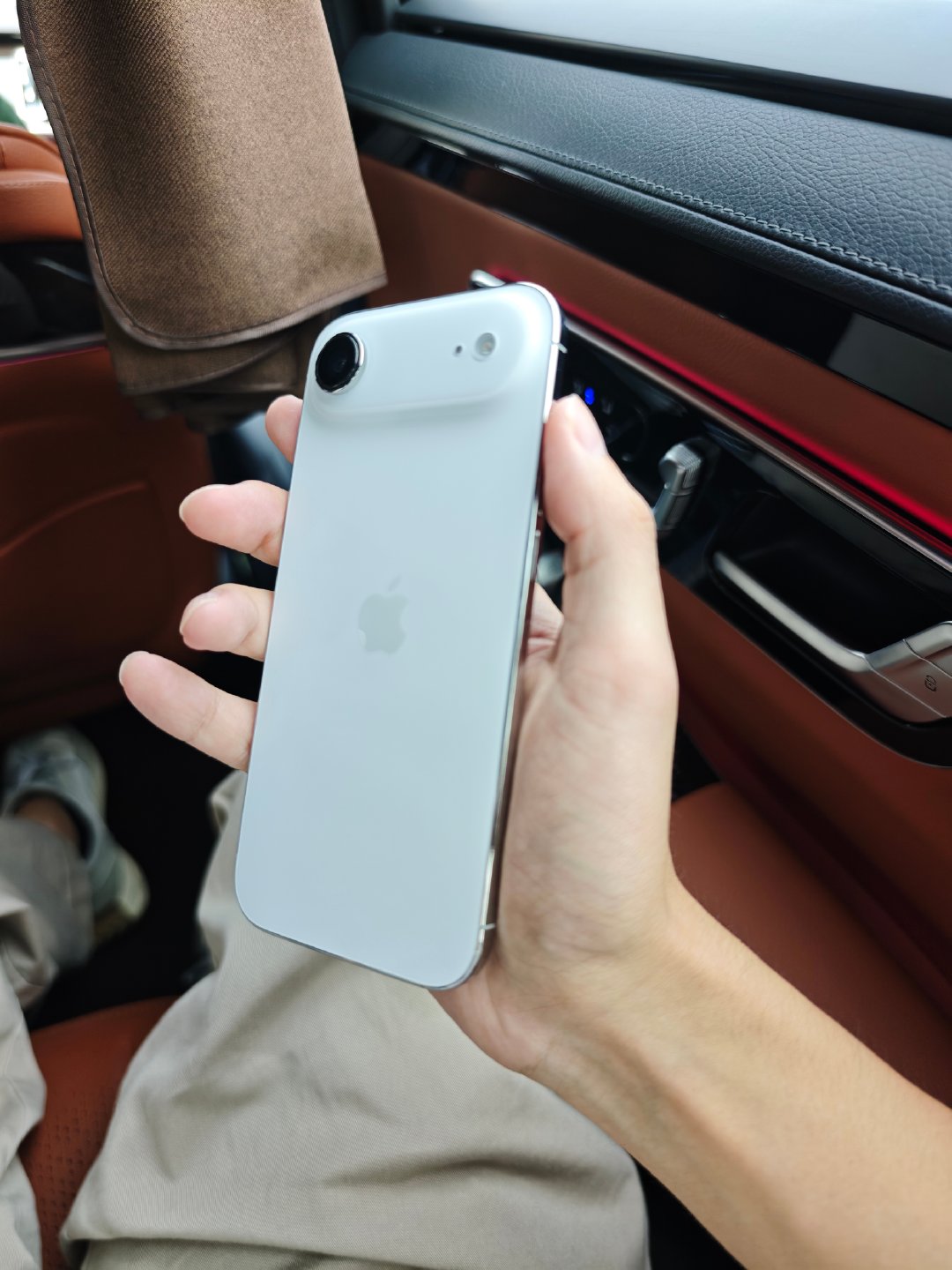 身边不少人在用iPhone Air，但一般都是双持

手感太好了，真精致~ ​