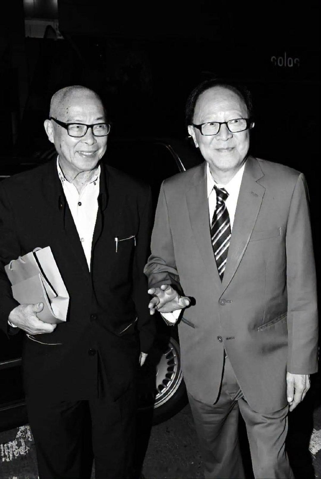 钟景辉（King Sir）与刘兆铭（Ming Sir），两位香港戏剧界的殿堂级大师，也是相识多年的老友。如今先后告别尘世，于另一个世界重逢🕯️。两位前辈为香港的舞台与影视事业奉献一生，向二位致敬。[祈祷]

#我在微博聊电影# ​
