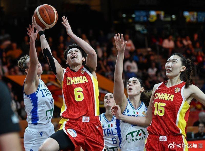 《中国女篮晋级世界杯淘汰赛：强敌云集，外线隐患亟待解决》 9月8日凌晨，随着中国女篮最终以71-51大胜意大利，2026年女篮世界杯小组赛阶段结束。中国队以D组第二晋级淘汰赛，将与美洲球队波多黎各相遇。 ​