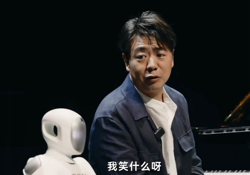 #郎朗被自己的机器人硬控#看到这么懂你的机器人，换做谁也会被感动到吧。很多时候，我们不一定是很坚强，只是少了一个懂自己的！ ​