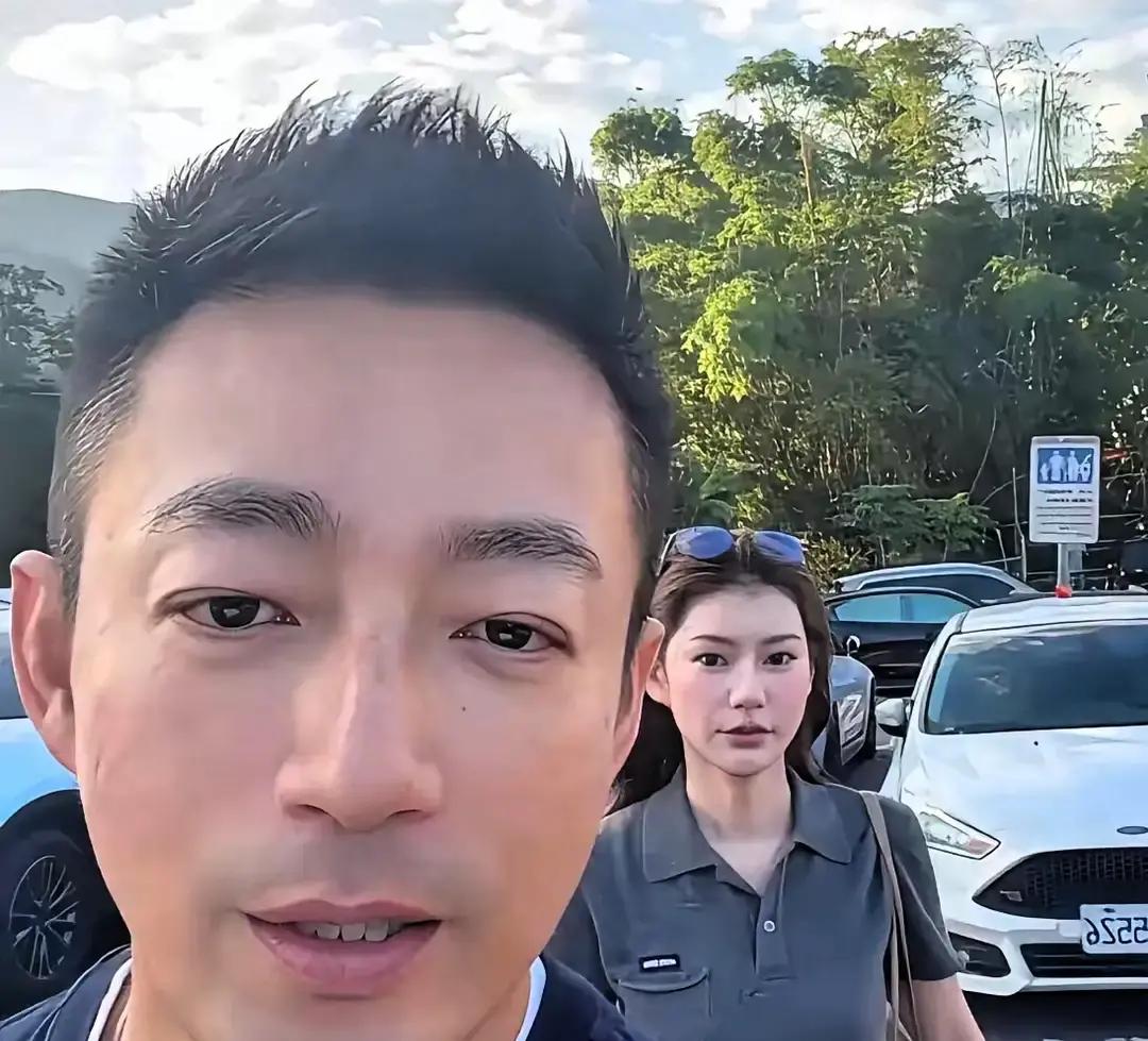 脱离了精修图和特定打光，马筱梅在汪小菲随手拍的视频里，居然直接大变样了。
随手抓拍的生图镜头往往最不讲情面。
汪小菲晒出的一家人逛街视频里，走在后面的马筱梅完全没找角度，眼周和两颊肉眼可见地肿了一圈。甚至还有眼尖的网友在评论区嘀咕：这眼神怎么看起来有点凶、有点凌厉？
跟平时社交平台上温温柔柔、