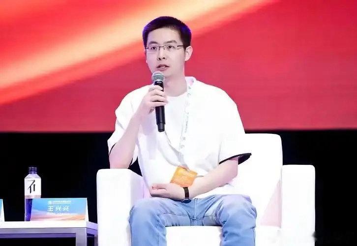 2017年那会儿，王兴兴带着机器狗去乌镇饭局上找钱，现场给大佬们表演，结果机器狗过门槛直接卡住死机了，场面那叫一个尴尬。当时桌上坐着王兴、周源这些人，都觉得东西挺前沿，但没一个人掏钱。

那几年是真难。2018年本来大疆要领投，结果内部变故钱没了，王兴兴把自己工资停了，拿积蓄给员工发薪水。 ​