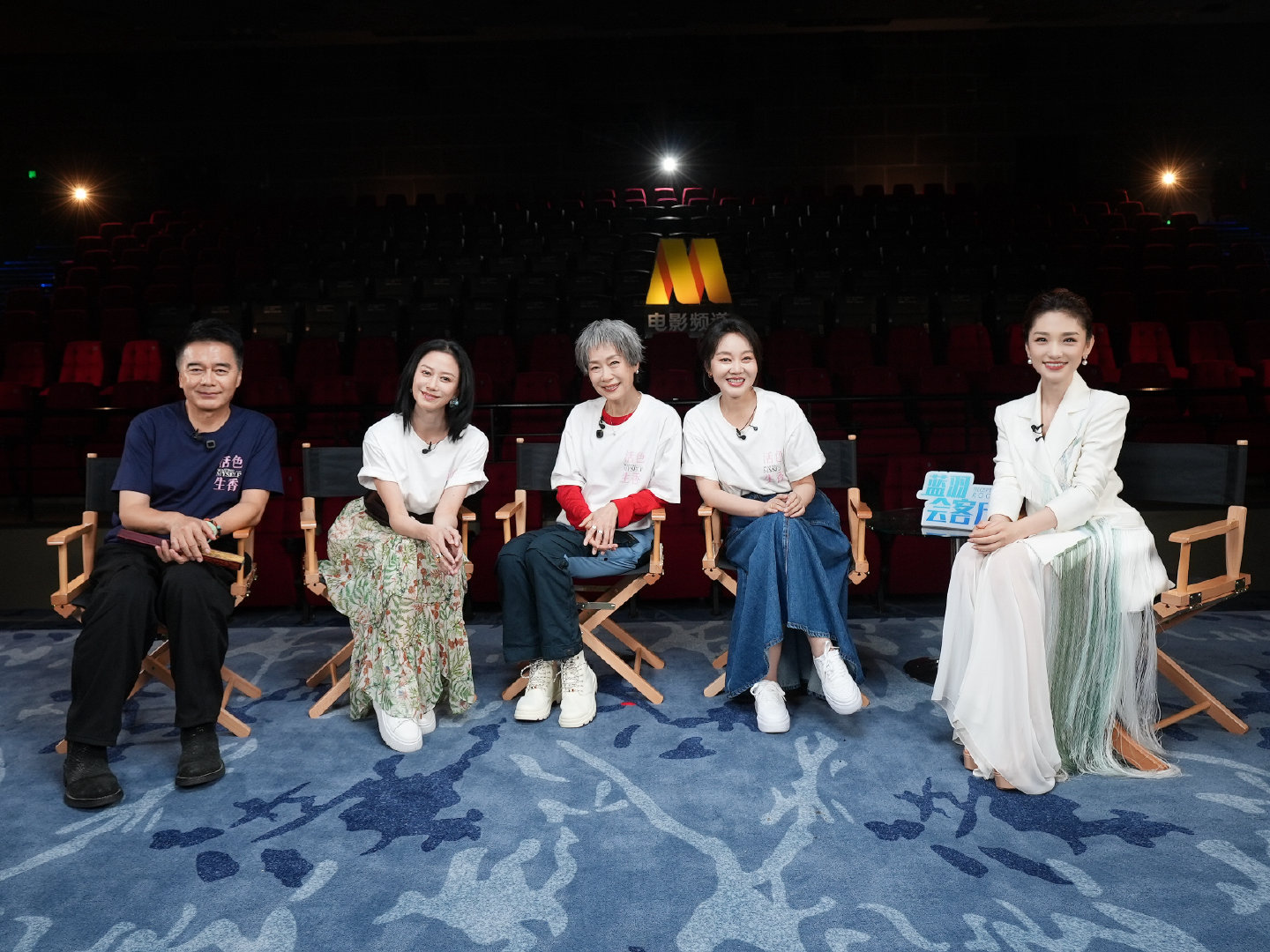 #蓝羽会客厅国庆档聊嗨了##造浪吧国庆档# 《活色生香》剧组做客《蓝羽会客厅》，与聊聊银幕内外那些关于生活、友情与爱的故事。人生不设限，热爱不落幕；国庆来影院，感受三位姐妹“活色生香”的人生下半场。#电影活色生香#正在热映！ ​