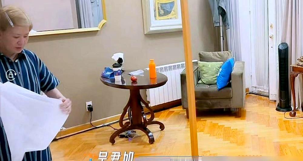 吴君如刚进民宿，当着殷桃和周冬雨的面掏出一次性枕套就要铺，结果低头一瞧，床单雪白、马桶锃亮，又默默把枕套塞回了包里。
 

刚来录节目就撂下狠话，明摆着“跟谁都不熟别指望我装热情”，答题时逮着周冬雨一顿怼，浑身上下写满了不好惹。结果转头听殷桃哼了句老歌，瞬间沦陷，跟着唱了一路，防备卸得比谁都快。