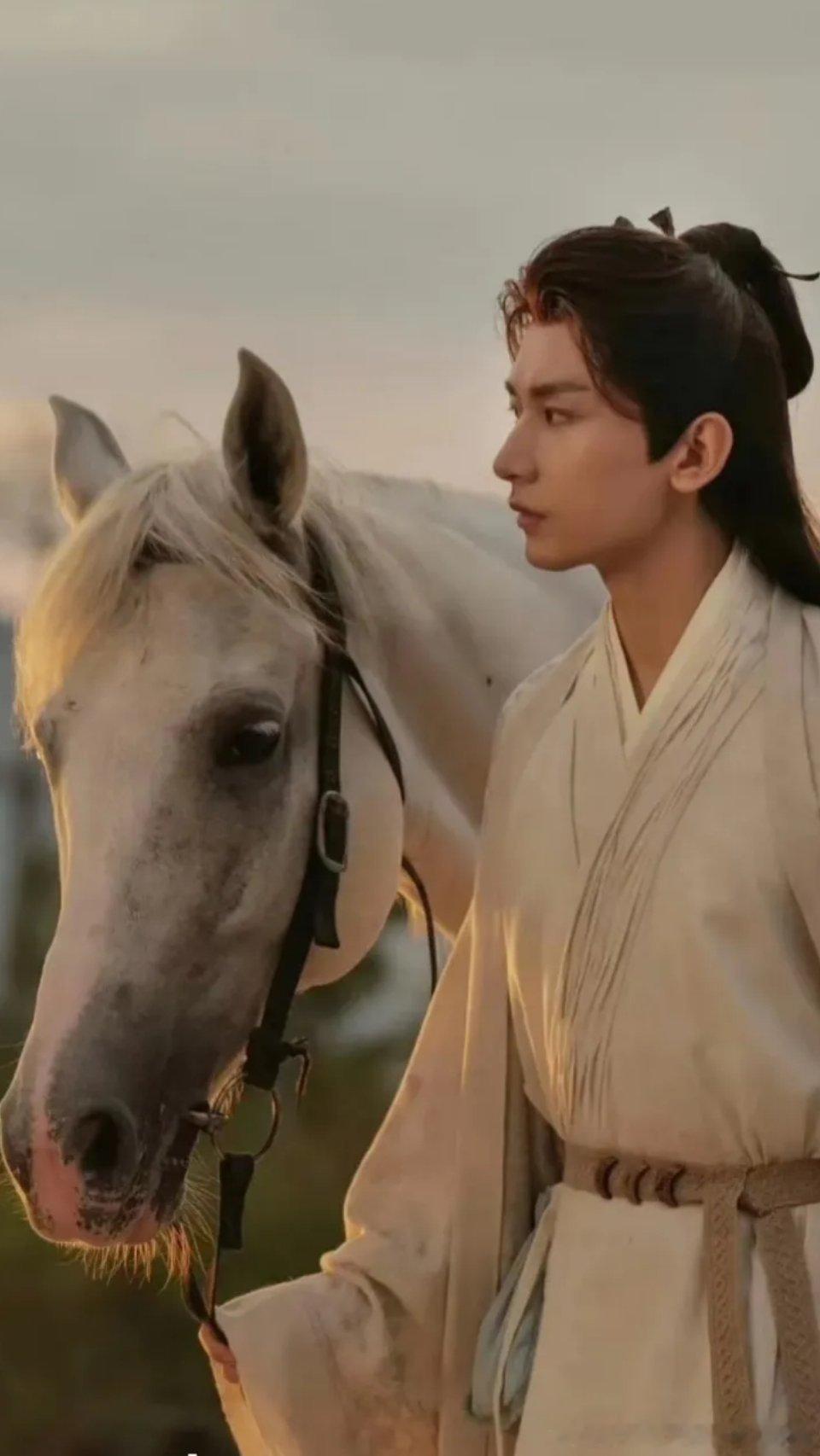 #莲花楼二季#截至2026年9月24日，《莲花楼》第二季尚未官宣具体定档日期，网络流传的“2026年暑期档全集上线”等说法均为未经证实的猜测，并非官方信息。  
目前唯一官方确认的进展是：2024年10月已官宣启动开发，成毅、曾舜晞、肖顺尧“铁三角”及核心导演、编剧班底回归，剧情将承接第一季“假死”结 ​