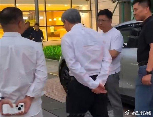 【#余承东尹同跃现身华为坂田基地#】#余承东与奇瑞董事长尹同跃会面#9月18日消息，近日，有网友拍到，华为常务董事、终端BG董事长余承东与奇瑞董事长尹同跃现身华为坂田基地，二人一路有说有笑，边走边交谈，一同步入园区，相关画面流出后引发热议。

网传信息显示，尹同跃此番抵达深圳后，便直接前往 ​