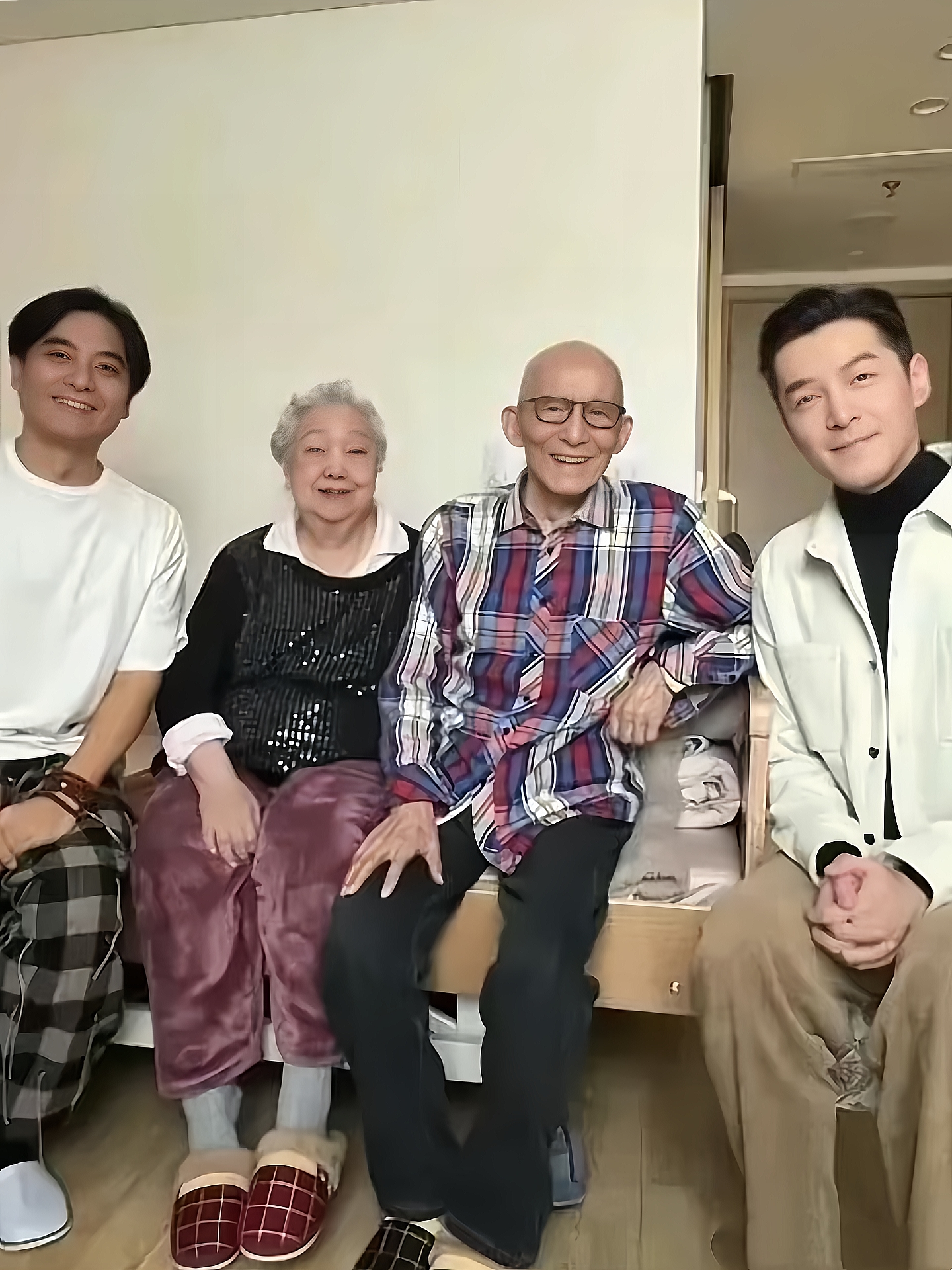 游本昌老师离开之后，很多人都在细细品读胡歌写下的悼文。比起文字里的怀念，不少网友更关注一件事：

接下来胡歌会不会兑现心意，完成这三件事。第一件，月底的告别仪式，胡歌大概率会到场。2024年春节，

他和陈龙一起去养老院看望老爷子；北影节红毯，他特意俯身，和坐轮椅的游本昌合影。戏里戏外，

他喊了老