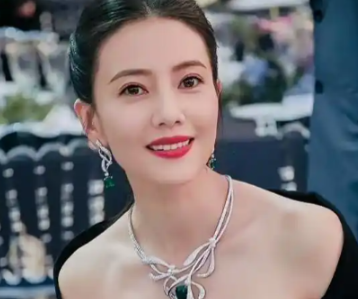 高圆圆曾说，她是家里混的最差的一个，我还以为是这小姑娘谦虚，查了一下才发现，结果直接把我惊住了，原来高圆圆还真不是谦虚，她确实是混的最差的一个。

高圆圆1979年出生在北京丰台云岗的航天科工三院大院里，父亲高俊峰1959年考入清华大学物理系，毕业后一直在航天部三院做工程师，母亲同样是名校毕业，在航