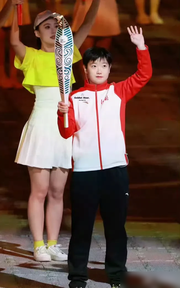 孙颖莎一亮相，河北卫视收视率直接干到全国第一，把央视都压下去了。
10月16日唐山这场省运会开幕式，孙颖莎是第六棒火炬手，从巩立姣手里接过火。她人往那一站，在线观看人数瞬间破百万。
最绝的是，火炬传完她一下场，收视率立马断崖式跳水。网友神评：看完莎莎就关电视，多一秒都不给。
还有个花絮更逗，梁