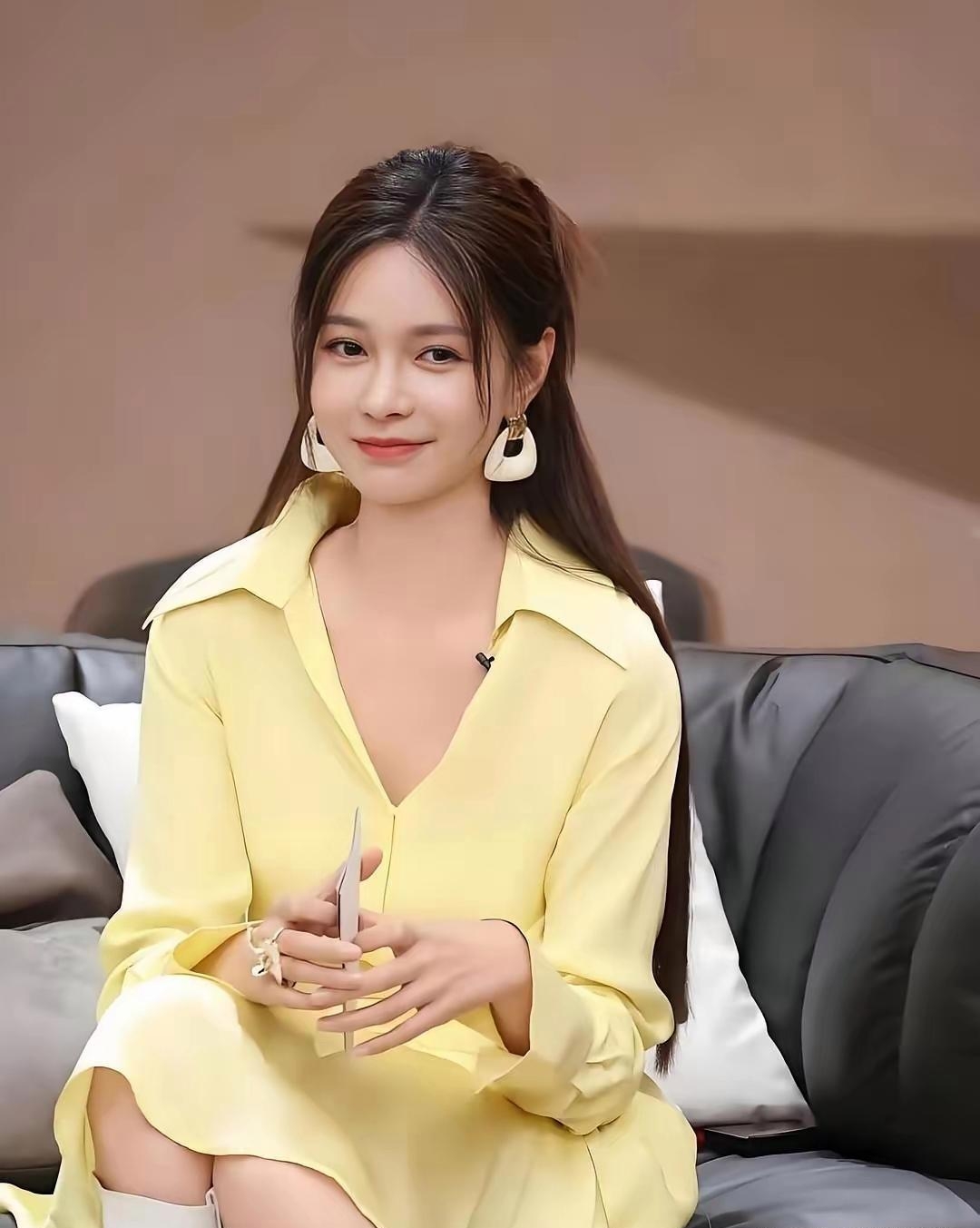 3000 万，婆婆当场就没话了。杜海涛在节目当中突然向沈梦辰发问：能不能给我妈妈 3000 万？现场瞬间鸦雀无声。沈梦辰神色镇定，反问一句：3000 万哪里够？她分文没有拿出现金，反倒送出了三样东西。
 
她送的不是钱，是比钱更难招架的三样东西。每年抽时间陪婆婆出门旅行，牢牢记住婆婆的旗袍尺寸，两个