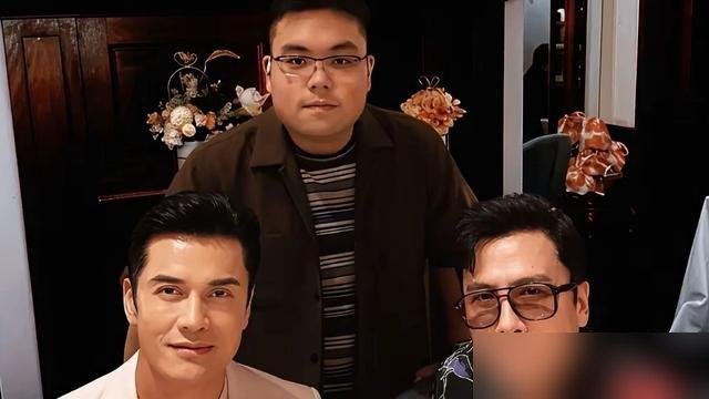 70岁吕良伟，拉着25岁儿子站一块，评论区全在问：谁是爹？

甄子丹家宴流出的照片，吕良伟黑发浓密，腰板笔直，旁边苏永康小他十岁，看着倒像他哥。
他老婆杨小娟随手发的聚餐照，直接炸了。
更狠的是这老头甩出一张DNA甲基化检测报告，生理年龄39.9岁。
70岁的人，身体不到40。

他那