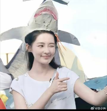 搞笑日常<br /><br />有一次用小吹风机吹头发的时候<br ...