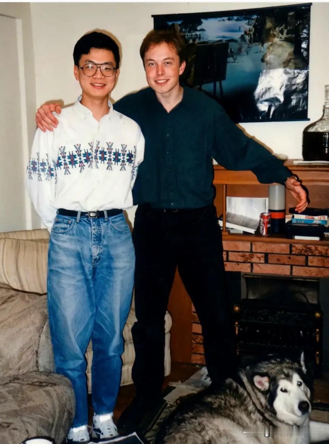 1994年，马斯克与任宇翔在宾大的一张合影。两个年轻人在校期待结下深厚友谊，时常一起探讨物理与科技梦想。谁也未曾料到，三十多年光阴流转，昔日同窗，后来成为事业上重要的伙伴，任宇翔日后更是主导推进特斯拉上海超级工厂落地。