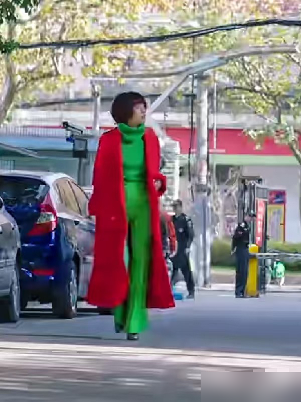 罗子君那身辣眼睛的红配绿，是马伊琍自己掏钱买的。
导演就撂下一句话：往俗了穿。马伊琍真就杀到服装店，蹲了好几天，专挑高饱和、红绿撞色的往购物车里扔。雷佳音后来在采访里乐得不行，说那是马老师自个儿挑了好几天的衣裳。造型师也证实，全剧八成罗子君的衣服，都是她抽空上街扒拉回来的。
为啥这么干？离婚前的
