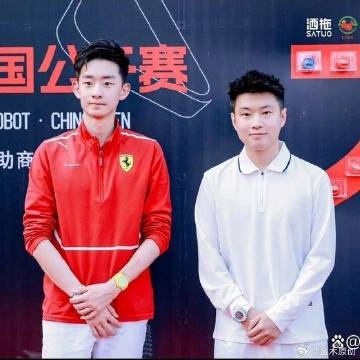 《八强争夺：吴宜泽2-6惨败出局，周跃龙狂轰四杆破百强势晋级！》吴宜泽...