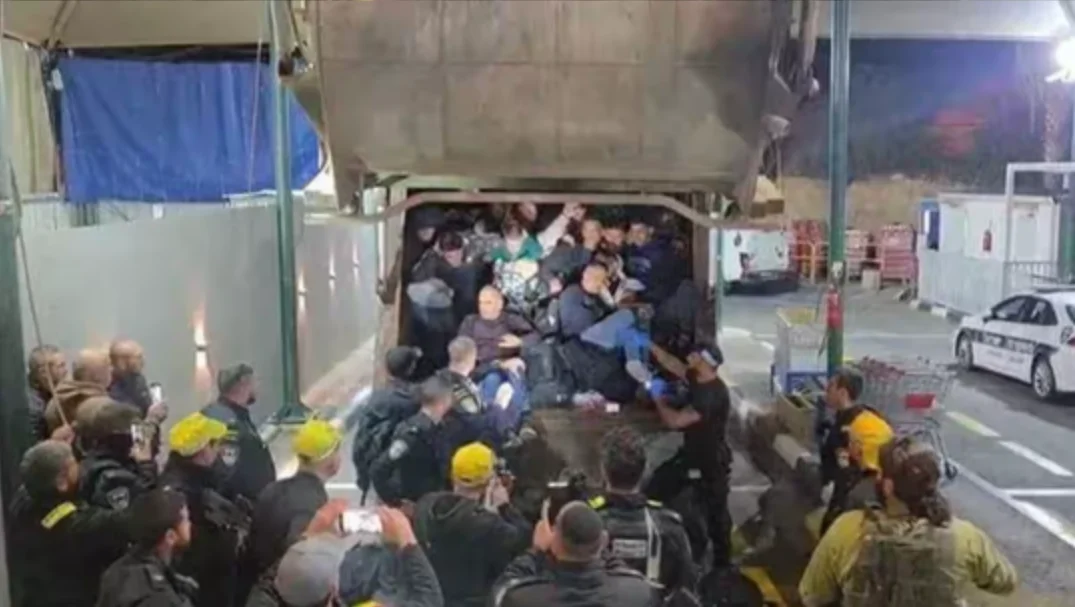 以色列发现70名巴勒斯坦男子藏在垃圾车内