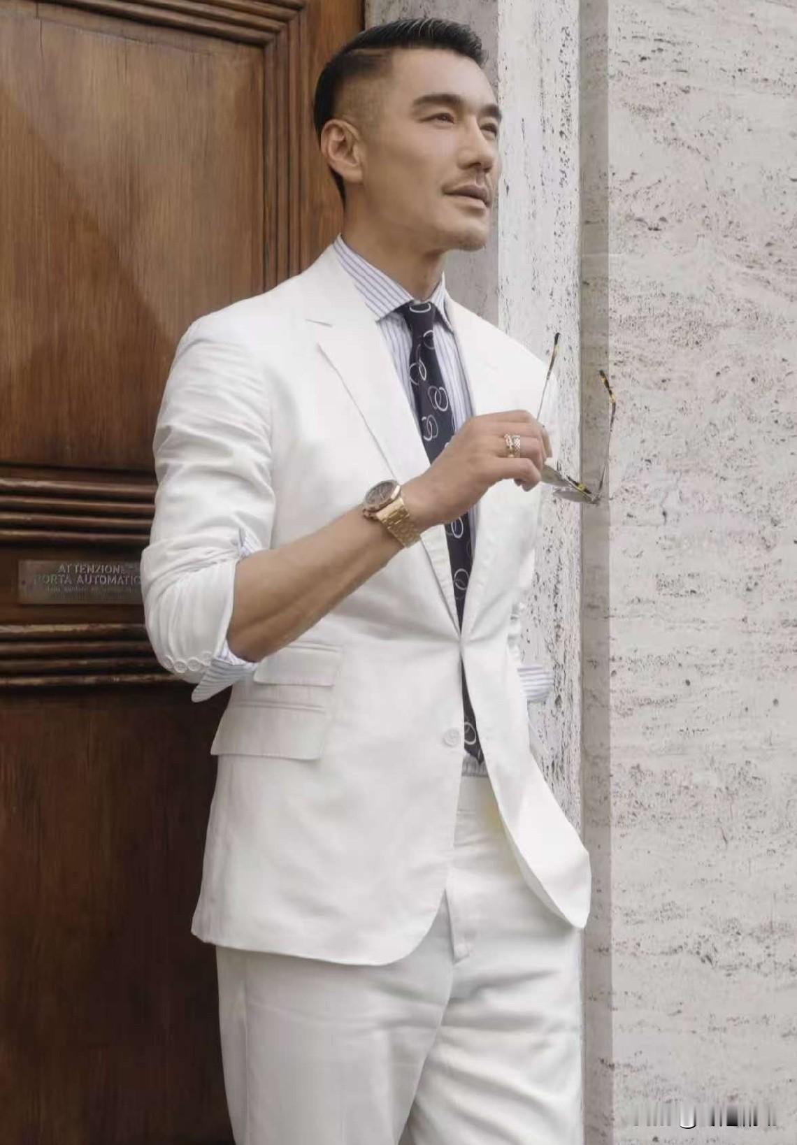谁懂啊，胡兵和瞿颖这35年的友情，简直是娱乐圈独一份的神仙范本。
1991年全国模特大赛初遇，瞿颖递的那瓶矿泉水，就让刚到北京的新人胡兵记了一辈子。后来胡兵三次告白，前两次刚好撞上瞿颖和罗中旭、李亚鹏的热恋期，2005年飞哈尔滨的航班上最后一次掏心窝子，又赶上瞿颖和张亚东在一起，次次都差了点运气。