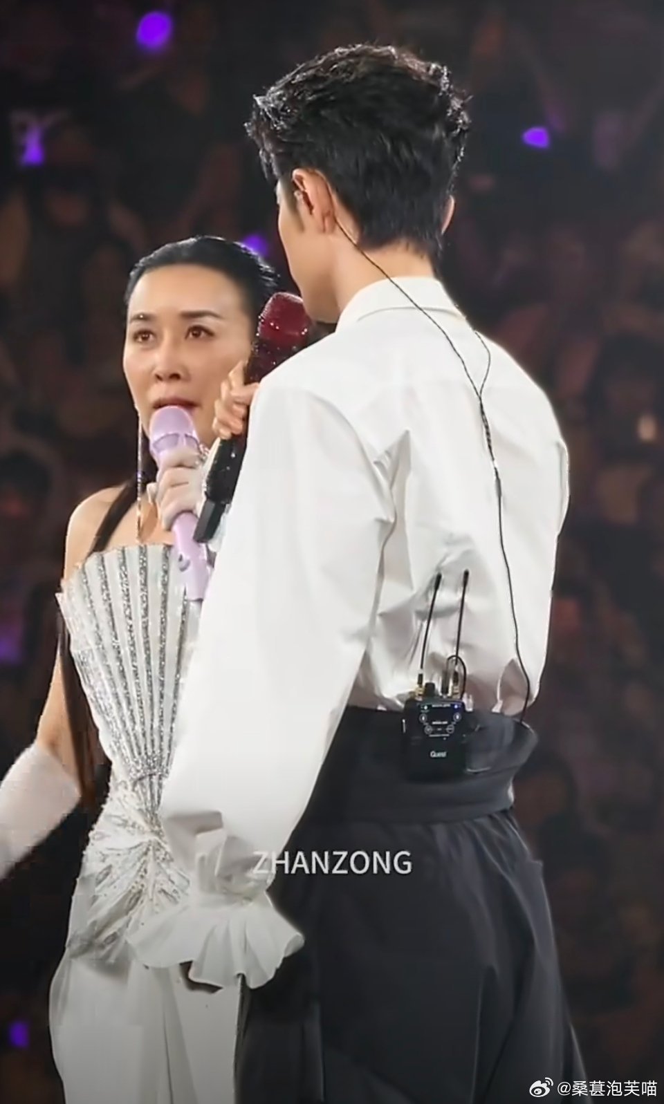 #那英曾说肖战的歌迷没有认错人#
时间闭环太戳人
7年前《我们的歌》，那英和肖战搭档合作，夸赞肖战谦逊懂礼，认真对待音乐排练，直言“肖战的歌迷没有认错人”。
七年之后肖战现身那英北京演唱会，兑现当年的口头邀约，当年的一句认可，在多年之后得到了现实印证，亦师亦友的缘分好难得。 ​