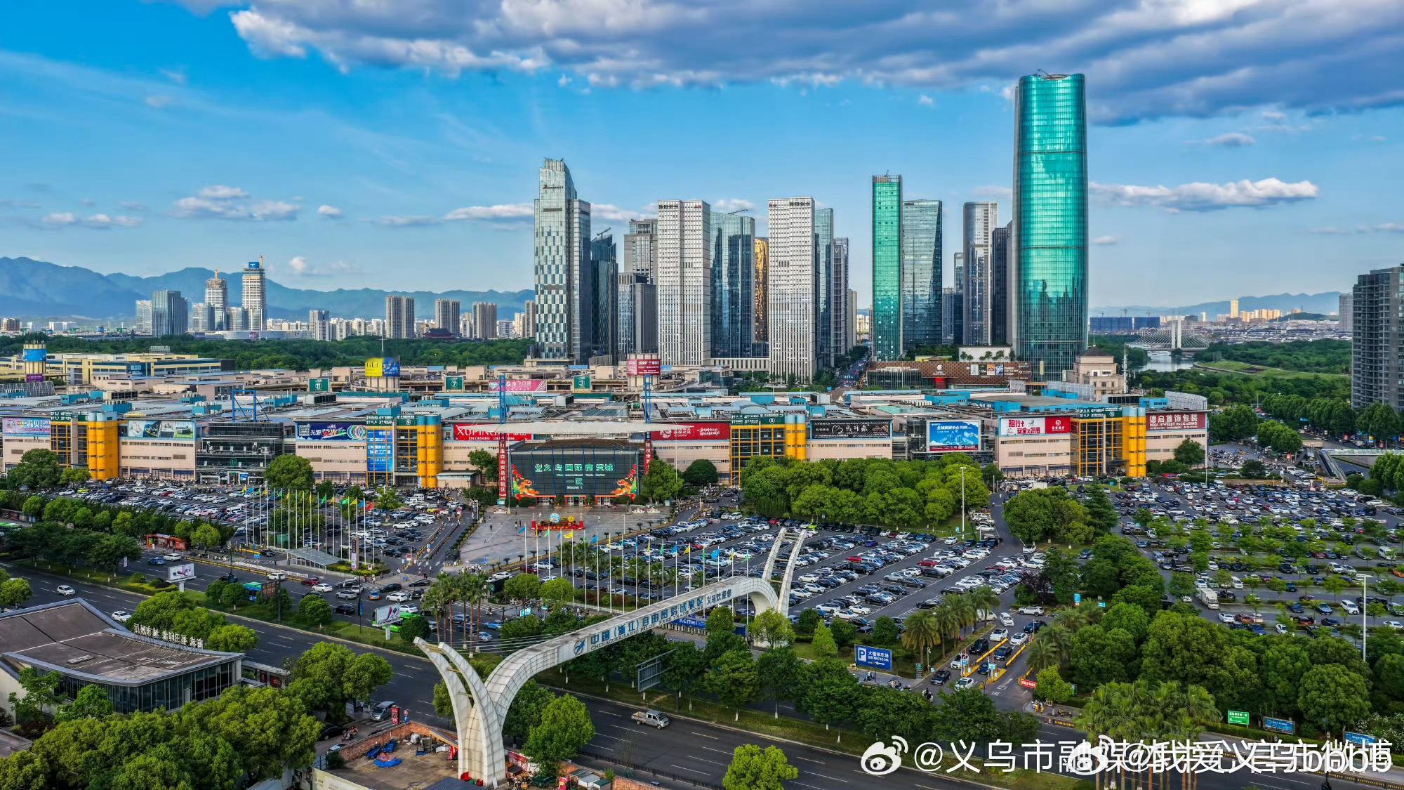 欢迎媒体朋友来我家呀～#90家媒体接力采访义乌# 9月3日，“义乌发展经验”20年主题采风暨全省县融新闻职业道德培训活动在义乌市融媒体中心正式启动。

学用结合、以练促学，活动同步启动浙里・大市场 1+1——90家县融接力采访行动。参训人员紧扣“义乌发展经验”主题，分成三个采访小组，分赴义乌铁路 ​