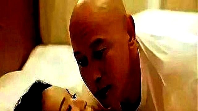 拍《外科风云》，靳东直接用红笔把吻戏全圈掉，硬改成眼神戏，就怕老婆心里不舒服。

王雷和李小萌更绝，高片酬砸面前，20多年愣是不接一个吻戏。

张艺兴撂下话：“戏是假的，嘴对嘴是真的”，非要给未来老婆留着。老戏骨葛优拍《霸王别姬》主动找导演改戏，一个靠肩膀的动作照样演活一辈子。刘烨和马伊琍则是熟到一