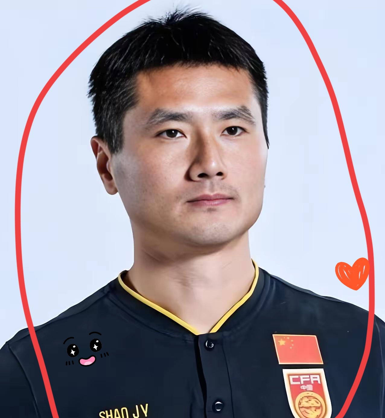 邵佳一执教国足后，一家人常年分居两地——46岁执掌国足帅印，满世界飞着集训比赛，老婆孩子却守着德国。

他背后站着一个“足球家族”。哥哥邵红耕是深耕北京校园足球的裁判和教练，妻子王海洋是青梅竹马的田径运动员，当年放弃国企铁饭碗远赴德国陪他闯荡，2003年邵佳一十字韧带断裂，她自学康复知识硬是陪他熬过