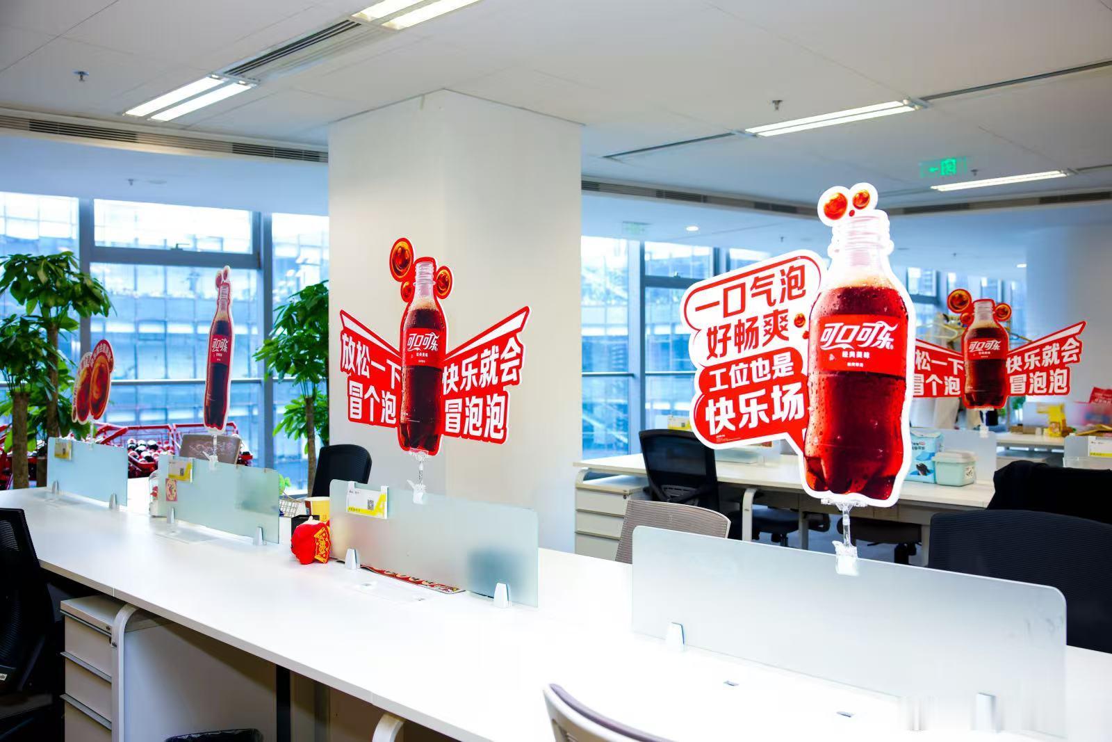 杨迪张予曦充乐侠来了 看到杨迪张予曦给大伙送可口可乐，想起那个瞬间——原来被记得，就是有人看见你也在拼命。刚开始创业时很多时候我都熬夜改方案改到凌晨，有一回实在扛不住，趴桌上眯了会儿，醒来发现朋友不知道什么时候来过，放了罐可口可乐在鼠标旁边，突然觉得这个创业的深夜也没那么难熬