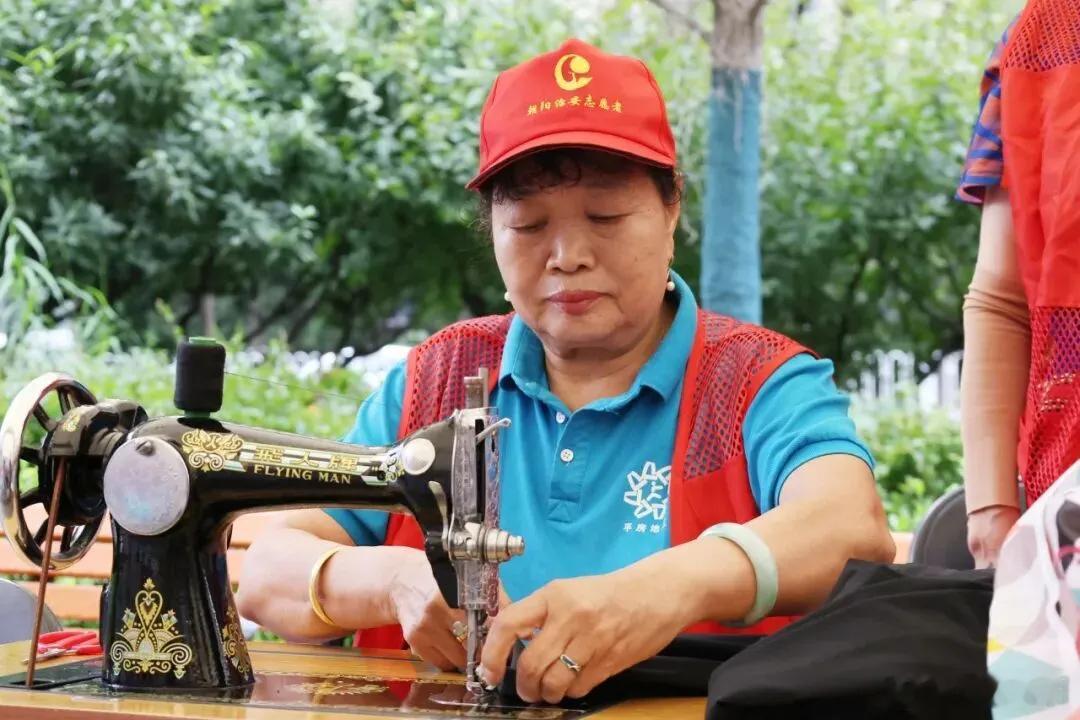 【朝阳群众文明范儿丨“平”啥这么暖？“房”便到家，“圈”出便民新生活】城市文明藏于细微，民生温度见于实事。在平房，一刻钟便民服务圈不只是地图上的一个圈，更是居民触手可及的便利与温暖。从小区门口的一站式服务，到一条无障碍通道，再到一辆便民自行车——平房地区用一个个“小切口”，把服务 ​