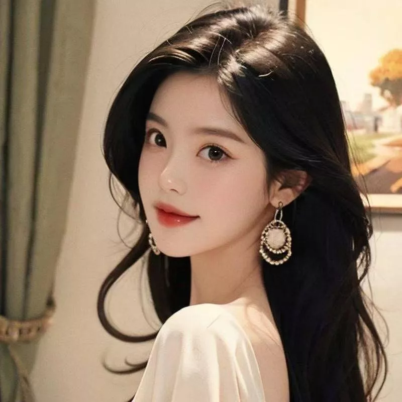 温柔大眼萌少女，精致妆容和优雅穿搭，轻松俘获你的心！