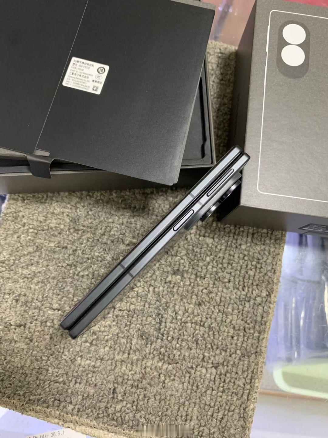 三星Galaxy Z Fold8 全套盒 国行正品 全套配件512g 全原  8月19号激活 99新官方价14999，现在少几千 ​