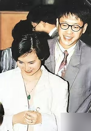 1991年，何超琼那场婚礼砸了10个亿，连摆三天流水席。
外人一提就说这是商业联姻，没感情。可当年流出来的照片里，何超琼身子全往许晋亨那边倒，笑得眼角都松了。许晋亨站在旁边，那股子得意藏都藏不住。
婚宴有个细节，专门给新人私交好友设了一席，陈百强、梅艳芳都坐在里面。要真只是做给外人看的局，何必费