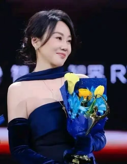 闫妮这次是真绷不住了，
飞天奖颁奖夜，
宋佳凭《山花烂漫时》拿下优秀女演员，完成三大奖一串三大满贯。

而闫妮凭《小巷人家》的黄玲一角再度落选，这已经是她继白玉兰、金鹰之后第三次陪跑了。

三次颁奖典礼，镜头扫过去，闫妮的表情从微笑祝福一点点变成落寞。之前白玉兰那次她还笑着给宋佳送棉花，大方祝贺，这