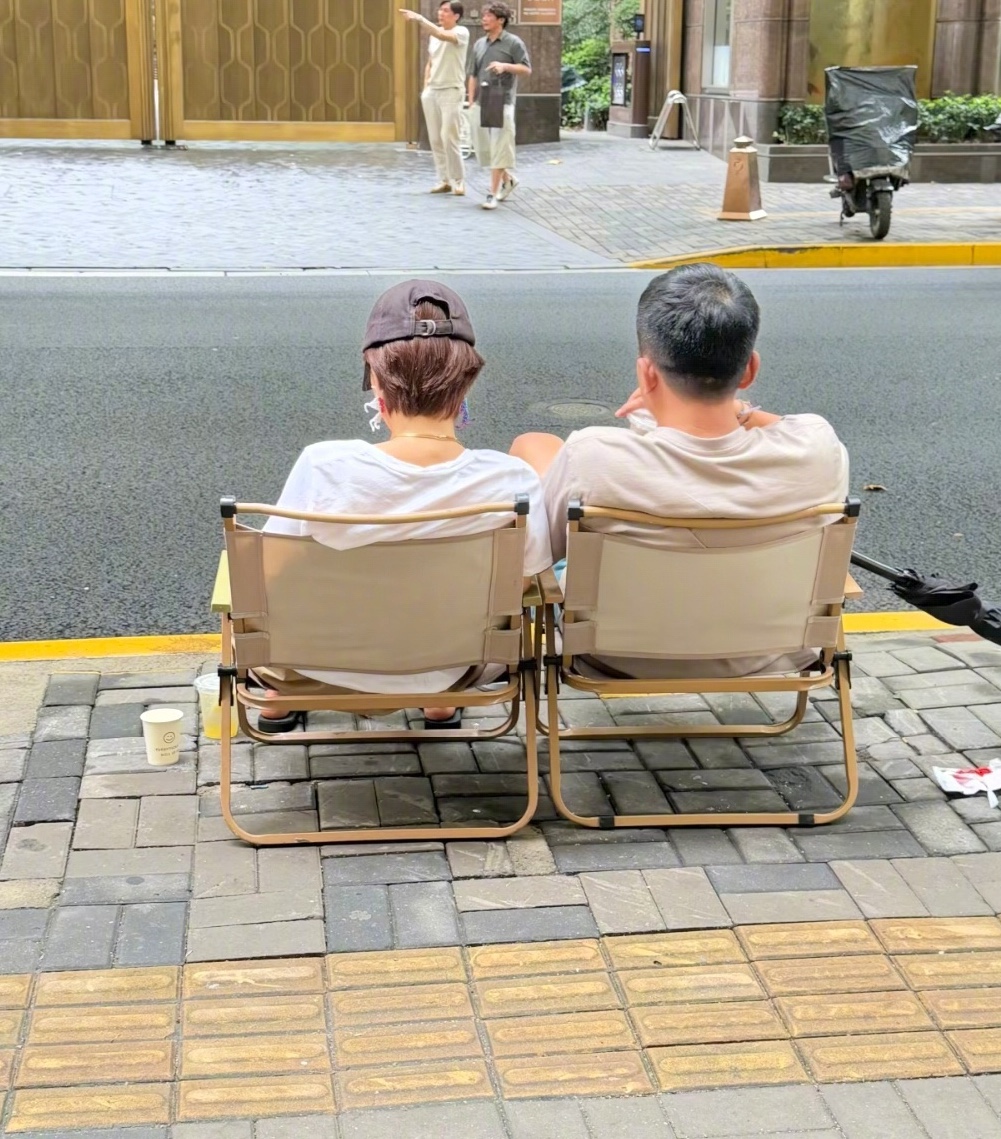 马伊琍疑似恋情曝光。

博主喝咖啡时撞见一对情侣，女生声音、背影、正面全像她。

手链、发色，跟她前两天出席活动一模一样。

人字拖、雷霆耳环、旧包包，坐姿松弛到不行——粉丝直接盖章：只能是她。

重点是，俩人同时穿人字拖出门喝咖啡，坐在一起的肢体语言，大概率是男女朋友了。

马伊琍这是要官宣了？