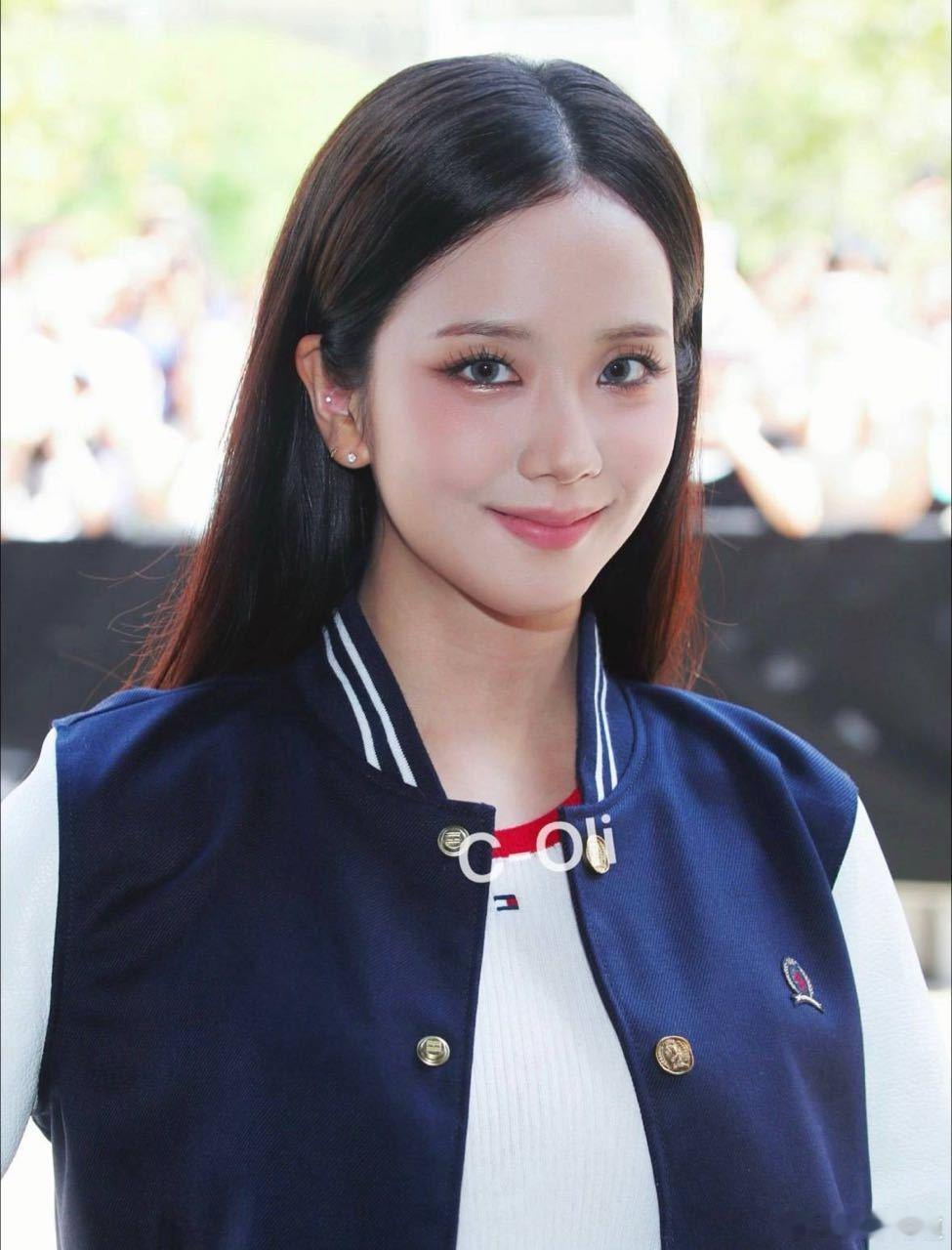 #金智秀丁海寅同框合照#金智秀很美，来支持金智秀新歌click吧 ​