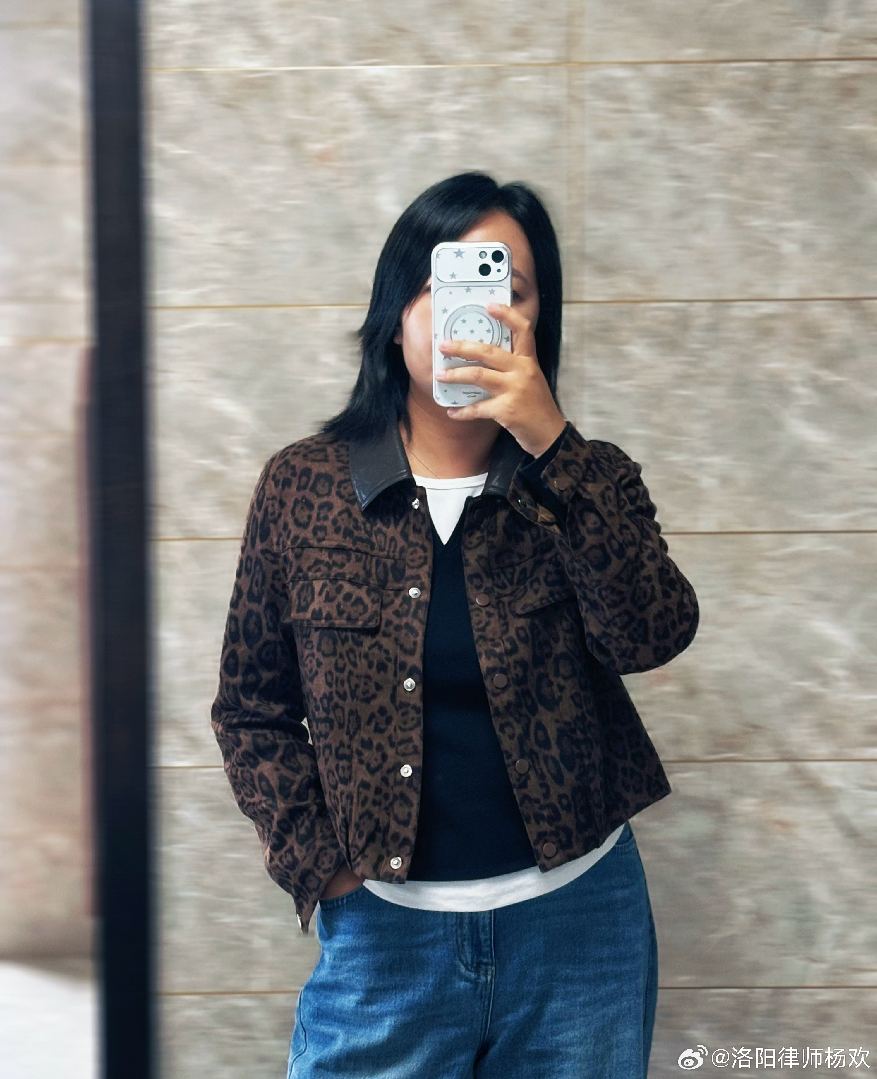 一个不需要外出办案在办公室写材料随性穿搭的对镜自拍look[耶] ​​​