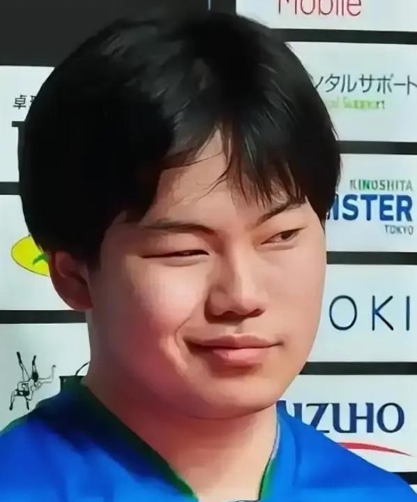 19岁5个月零6天，6930分，松岛辉空把国乒对男单榜首8年7个月的垄断拆了。日媒标题写的是事件发生了。可他采访里翻来覆去提的名字，是樊振东，是马龙。赢过的王楚钦，他不太提。
2026年10月5日，国际乒联第41周排名出来那天，日本媒体的反应比中国这边还大。一个19岁的人站上男单世界第一，乒乓球历史
