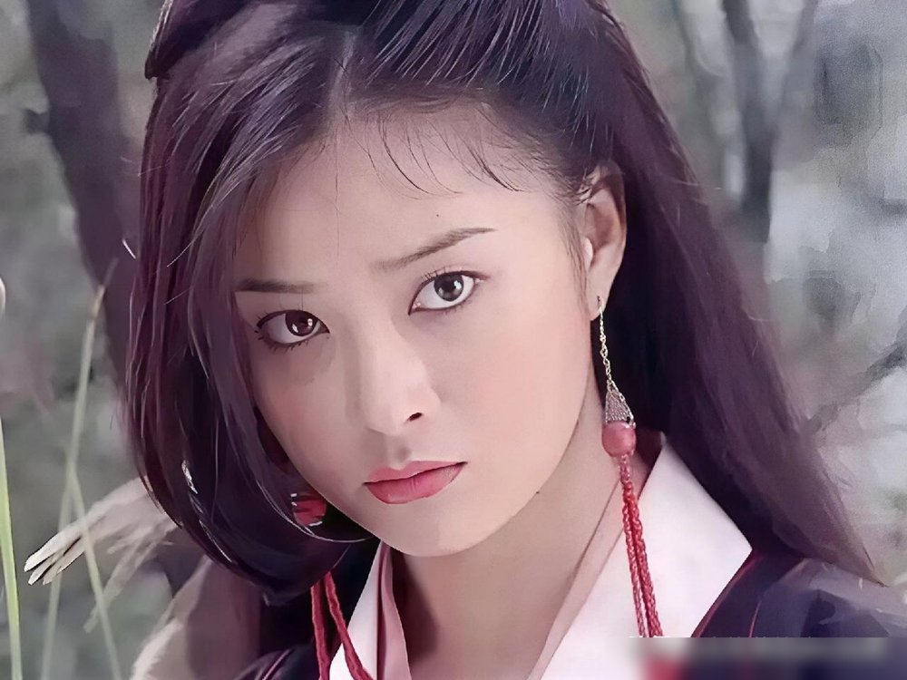 43岁蒋欣入围金鹰奖，谁还记得《七仙女》里演她妹妹的杨蕊，比她大4岁。
当年《欢天喜地七仙女》，蒋欣演四公主绿儿，杨蕊演五公主青儿。戏里是姐妹，戏外杨蕊1979年生，蒋欣1983年生，姐姐比妹妹小4岁。再看《天龙八部》，蒋欣的木婉清，杨蕊的钟灵，同框就是古装颜值天花板。
如今蒋欣还在拍戏，10月