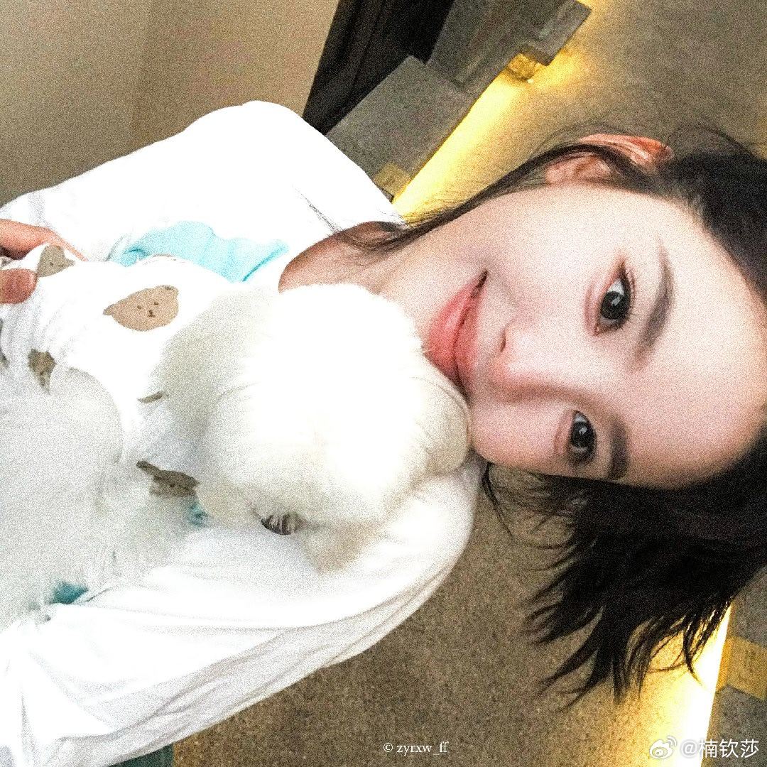 #章若楠[超话]# 美萌的女孩儿
🥣收入囊中 ​#章若楠说大家卸了妆都长一样# ​