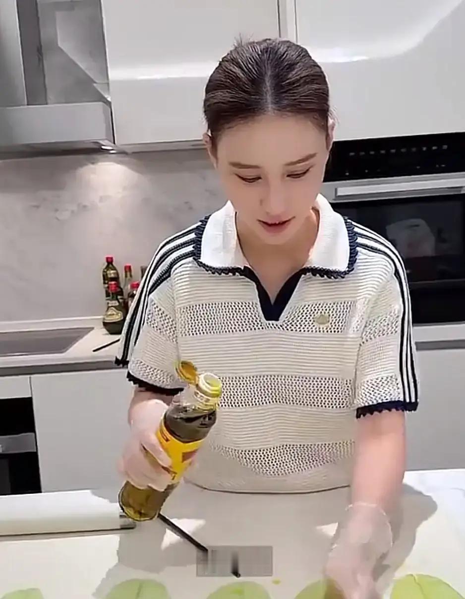 豪门婚变的小道消息传了一轮又一轮，偏偏何超莲系着围裙扯面的一幕，把那些看热闹的嘴全给堵严实了。
谁能想到，平时满世界飞、吃惯了顶级私房菜的大小姐，能为了窦骁在厨房里跟一团死面较劲。
揉面、醒面、扯面，最后还得赶着滚烫的热油“滋啦”一声泼在辣子面上。
真经常下厨的都明白，陕西这碗油泼面最磨人，面