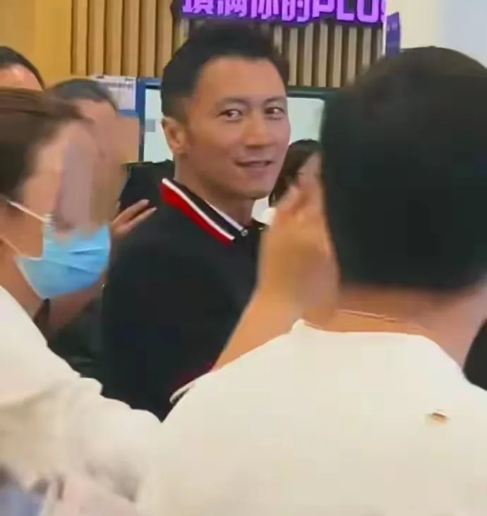 太心疼了，谢霆锋高调现身青岛，但是明显看出苍老了很多。

自己的女友王菲刚在大女儿窦靖童的演唱会上闹出同行男闺蜜骚扰事件，肉眼可见谢霆锋心情低落。

刚开完演唱会的谢霆锋，本该心情愉悦，想不到会因为女友王菲不开心。

谢霆锋还是多关心关心自己的儿子吧，毕竟只有儿子才是亲生的，才是无条件会对自己好的人