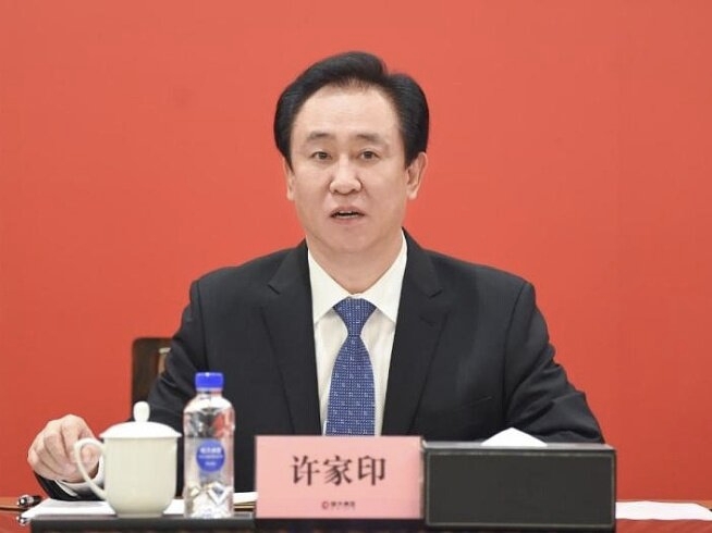 图片
2026年8月20日，许家印被判无期。
几乎所有新闻标题都在强调三个字——&34;无期徒刑&34;。
但很少有人注意到，判决书中还藏着另一句话：
&34;退赔损失优先于罚金刑、没收财产刑的执行。&34;
这句话是什么意思？
意思是，恒