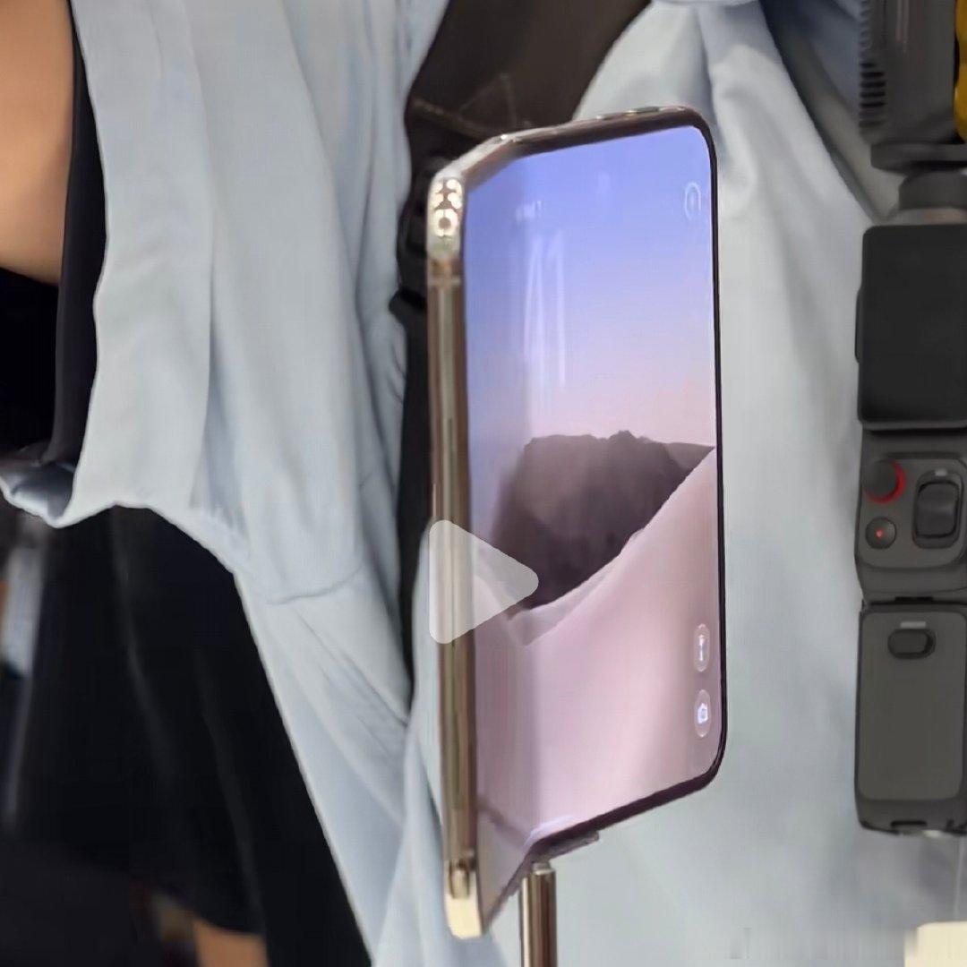 作为折叠屏用户来欣赏iPhone Duo的折痕，感觉并没有多么超神，就这么回事吧。 #iPhoneDuo 折痕# ​