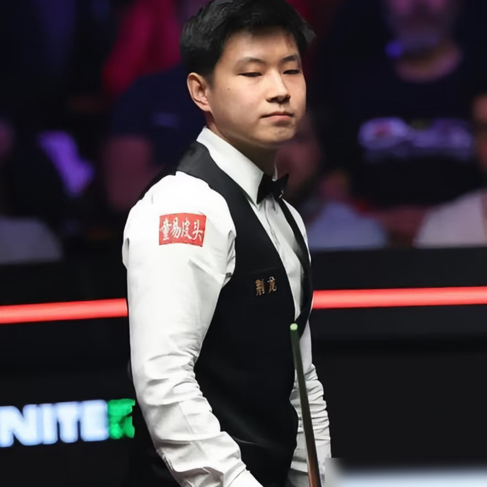 被禁20个月，回来第一站，直接把罗伯逊打花了。5：1，两杆破百，106、113，还顺手把世界排名干到了第一。丁俊晖之后，第二个做到这事的中国人。赛前多少人等着看他笑话，觉得手生了，废了，结果他第四局64：53这种磨人的球也拿下了。采访就一句：挺平静的。世界第一是儿时梦想，但不是终点。这话听着轻，分量