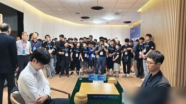 2比0，申真谞又赢了。
烂柯杯决赛第二局，他执黑零封卞相壹，直接把三番棋打成两局下班。个人第九个世界冠军到手，柯洁8冠的记录，就这么被超了。
你看他最近干了啥。7月跟AI下棋，让两子还能赢4目半，中盘差点崩，硬是稳住翻回来。等级分10418分，连续81个月韩国第一，世界积分3898，断层领先。
